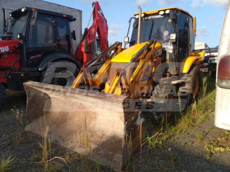 JCB RETROESCAVADEIRA E PA CARREGADEIRA FRONTAL 3CX 2022